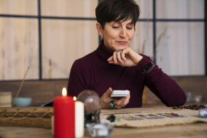 Lectura de tarot profesional para aportar claridad en momentos de bloqueo